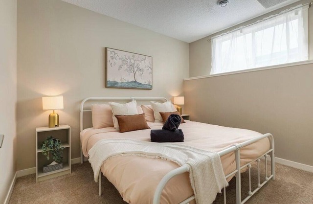 "Chickadee" 1BR Lower Suite in Cochrane