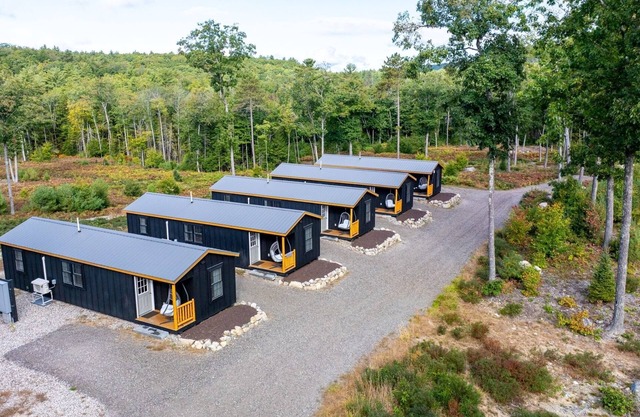 CHICKADEE - RESORT WITH 12 PROPERTIES. NATURAL POND FOR SWIMMING. CAFE ON SITE.