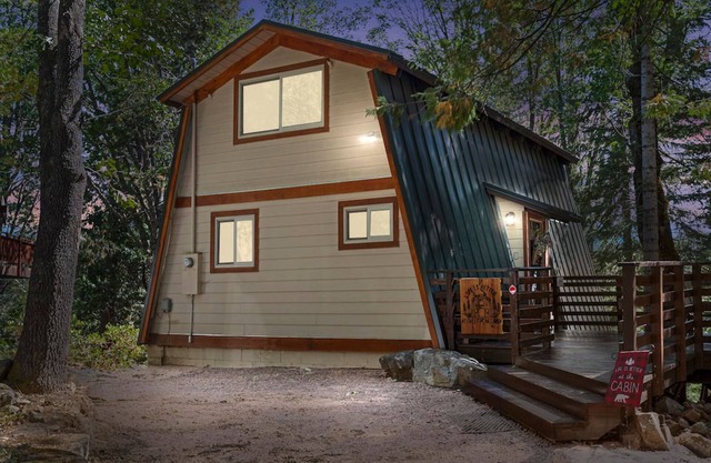 Chief Peak cabin near Yosemite with deck, nature views & full kitchen