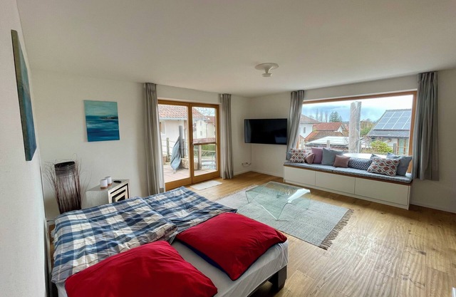 Chiemsee Living - Großzügige, moderne Ferienwohnung in Seenähe, 1-6Pers., 2sep. SZ, Terasse