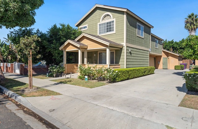 Children's Play Area Vacation House & 2 car Garage