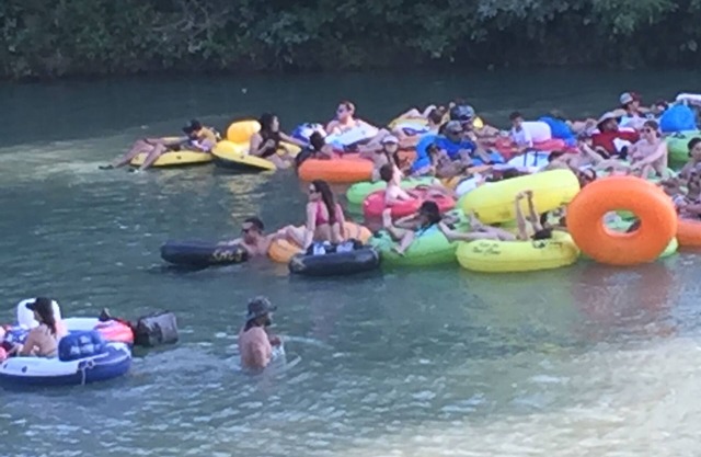 ENTSPANNEN SIE SICH AM FLUSS, ROHREN, FEIERN, ENTSPANNEN.