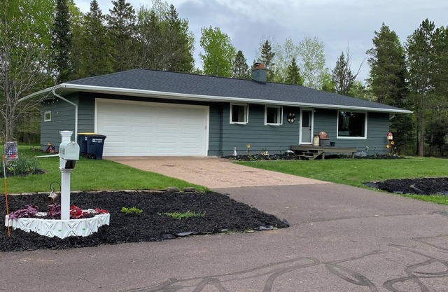 Chill out with a charming 2-bedroom house in Ironwood with WiFi and AC