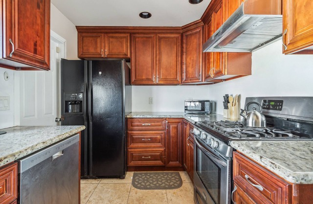Chill Surfin Socal Casa within 20 minutes from all the best attractions