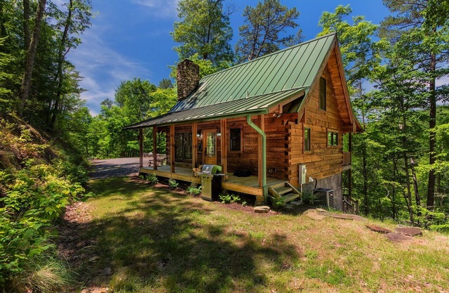 Chimney Rock 3 bedroom log cabin in next to GSMNP
