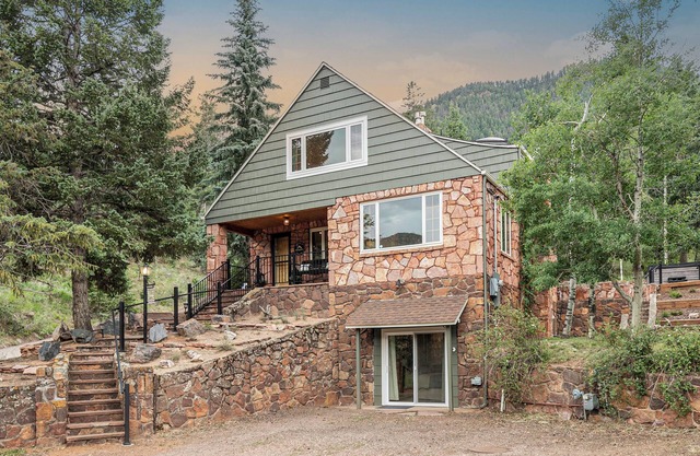 Luxury in the Mountains: Hot Tub Bliss & Cozy Comfort