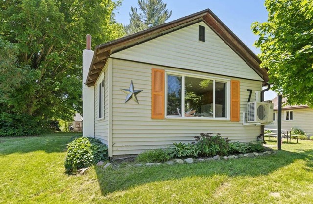 Chippewa Lake cabin w/ pickleball court!
