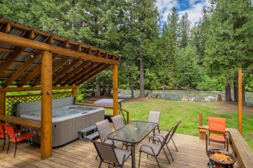 Chiwawa River Chalet by NW Comfy Cabins