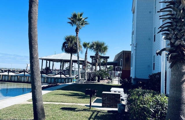 Choctawhatchee Bay retreat w/public access to Gulf of Mexico across the street!