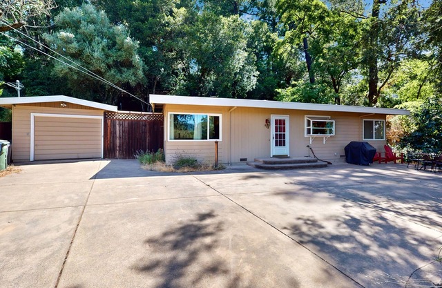 Choice Getaway w/ Private Hot Tub - Near Wineries, Dining, Outdoor Activities