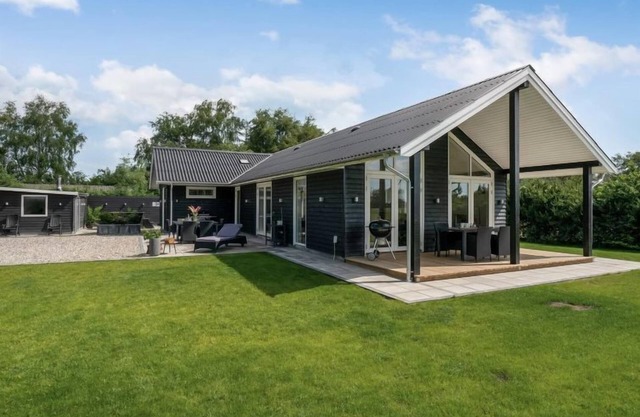 "Cholena" - 700m from the sea by Interhome
