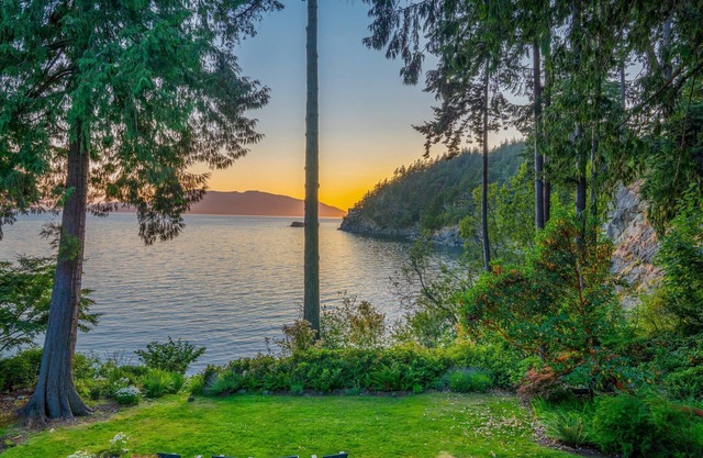 Chuckanut Beachfront Sanctuary w/ Bay View, Private Beach, Hot Tub & Wildlife