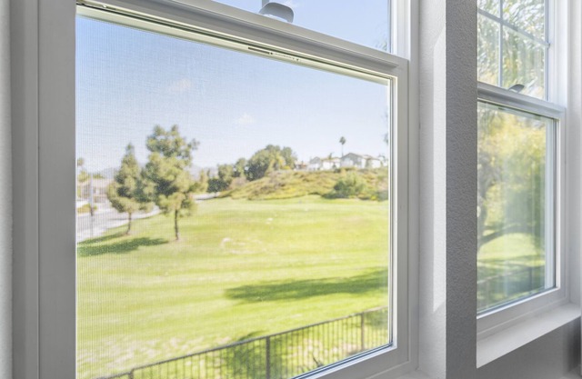 CHULA VISTA EASTLAKE BEAUTIFUL ELEGANT COZY UNIQUE TOWNHOME 2 BED