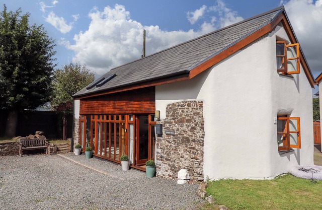 CHURCH BARN, family friendly, with a garden in Bradworthy