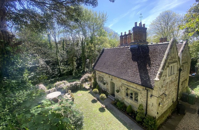 Church House - sleeps 6 guests in 3 bedrooms
