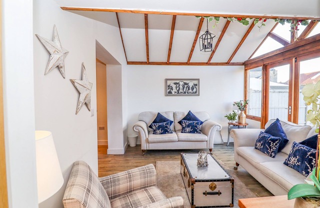 CHURCH VIEW COTTAGE, pet friendly, with hot tub in Doncaster