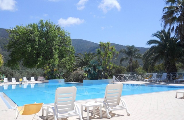 Ferienwohnung mit Pool und Tennisplatz, in der Nähe von Strand und Küstenhöhlen