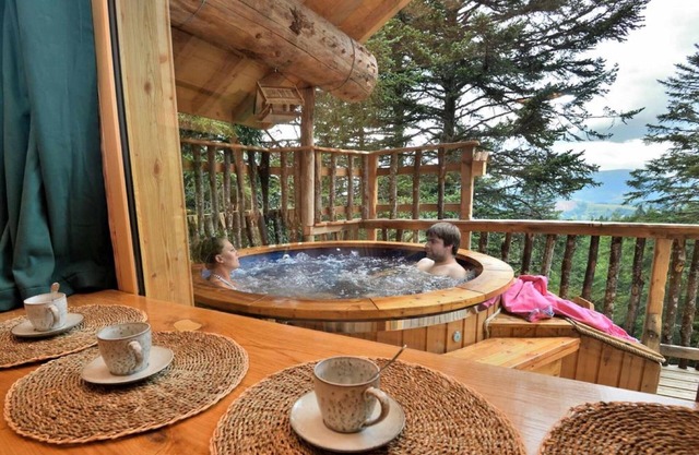 Cabane Spa Cimes du Sancy-Kabine-Deluxe-Whirlpool-Bergblick