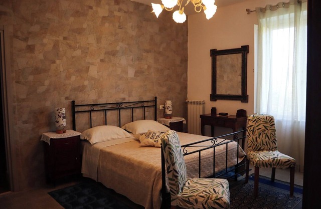 CIMORELLI HOLIDAY HOME SURROUNDED BY OLIVE TREES IN THE VENAFRO PLAIN