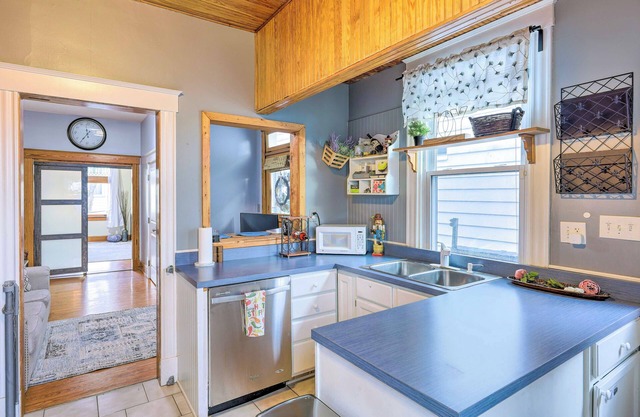 Cincinnati Home w/ Deck & Private Hot Tub!