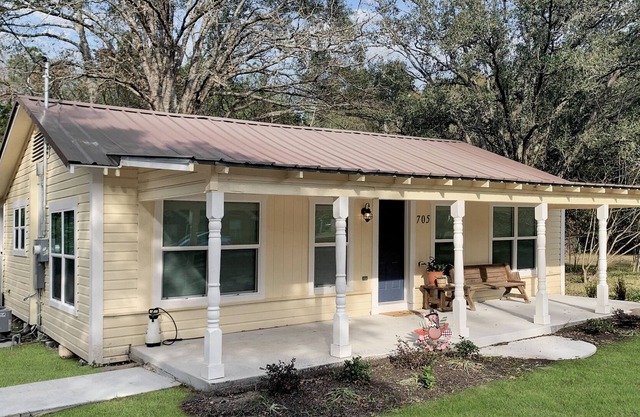 Cindy’s Cottage is a comfy 2 bedroom house, ready for short/long stays.