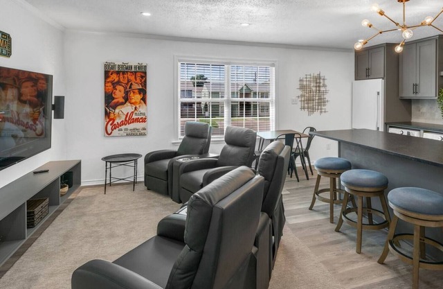 Cinema: 2 Bedroom, Walk to A&M, Comfy King Beds
