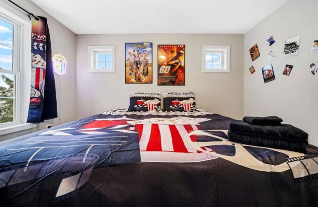 Cinematic Retreat: Family Hideaway with | King Bed