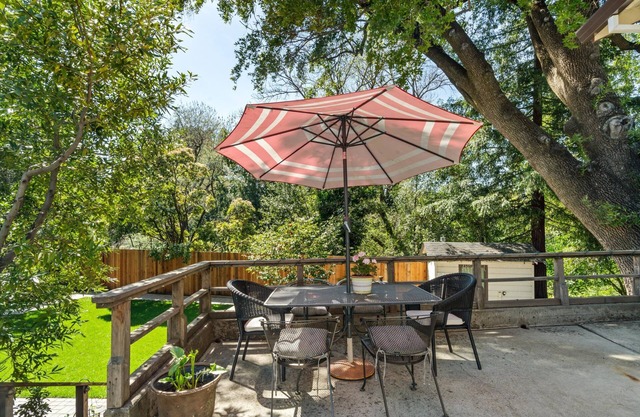 Cinnamon Bear Creekside Inn
