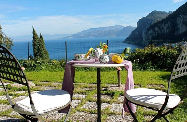 WOHNUNG IN CAPRI MIT PANORAMA-GARTEN ZWISCHEN DEM HAFEN UND 'LA PIAZZETTA'