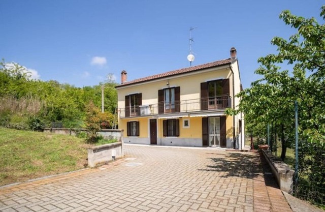 Ciraldo villa in Monferrato x 8 with garden surrounded by greenery! New Management