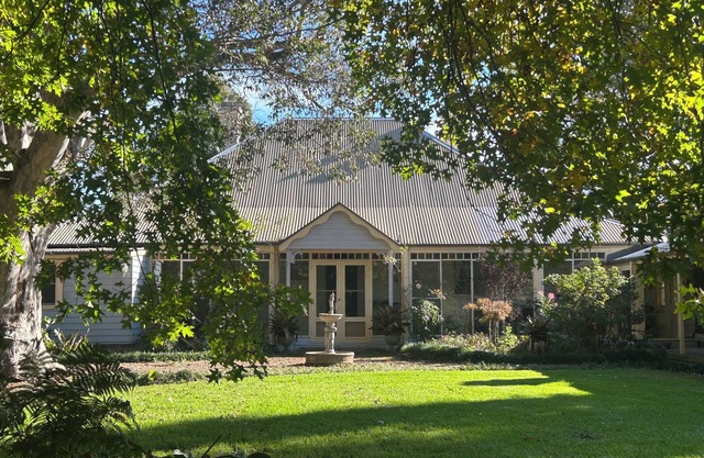 Ca. 1874 Haus Pool und Garten auf 3 Acreas.