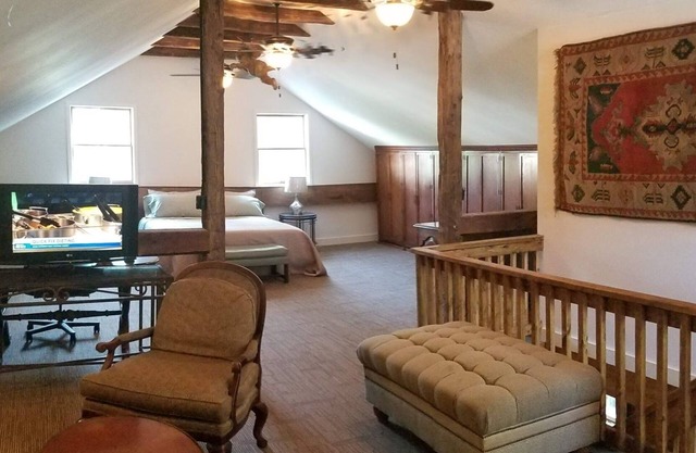 Circa 1900 Renovated Carriage House with private yard