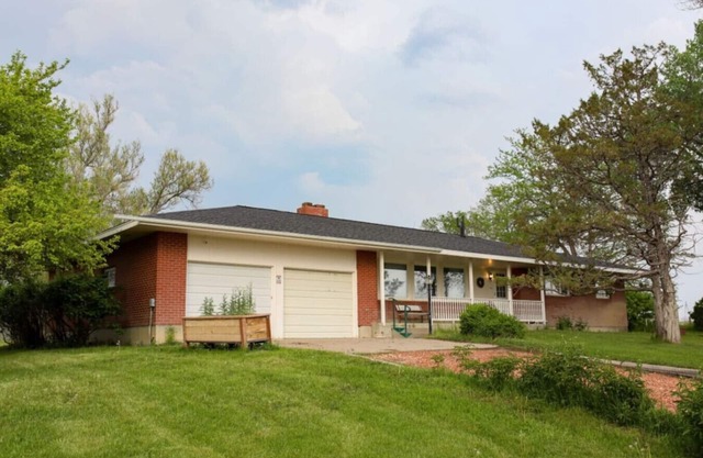 Circle H Farmhouse on 20 Acres: 1.5 miles to town