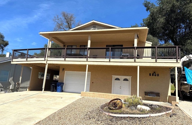 Circle Oak Lake View Family Home