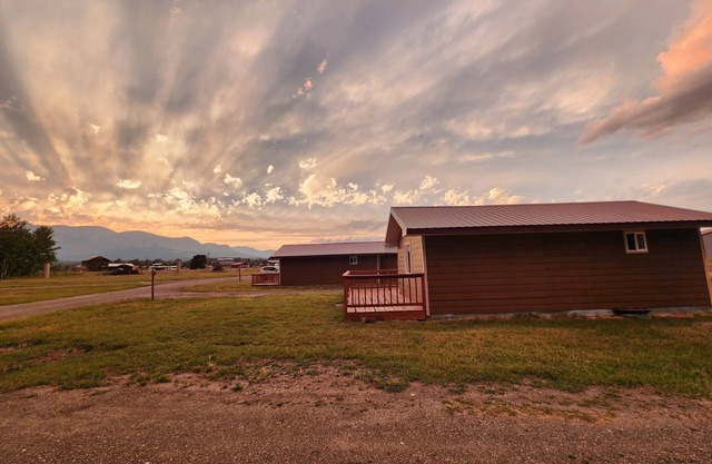 Circle R Cabin 2, Private Ranch, Mountain Views
