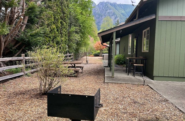 Circle River Bungalow~Right at the base of Mt. Si!