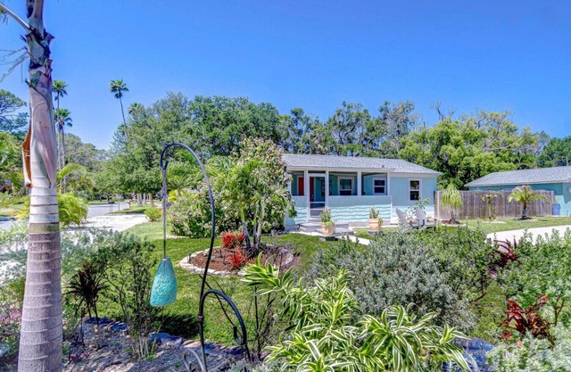 Citrus Haven 2/1 in Dunedin Close to DT w backyard