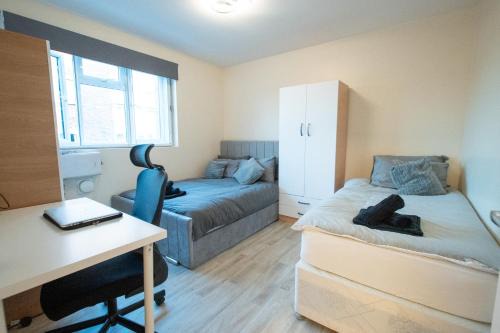 City Airport & Excel Cozy 2BR with Workspace Near DLR