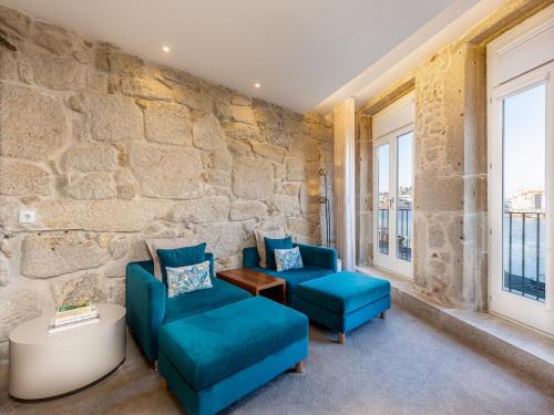 City Apartment with River Views