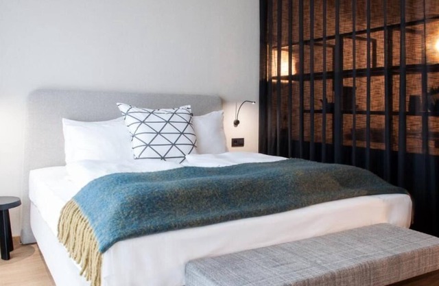 City Break Minutes Away from MoMu Antwerp & Museums! w/ Full Kitchen!