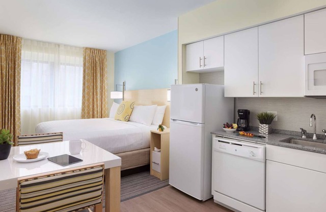 City Break! Spacious Rooms w/Perfect Central Locale near Canal Street