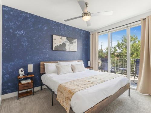 City Center Apartment - King Bed - Gym - Smart TV