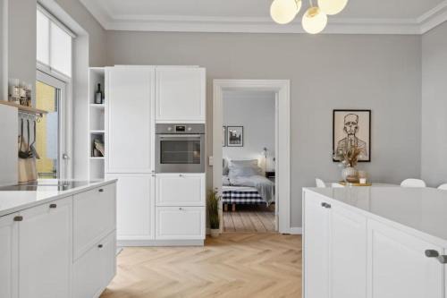 City center apartment w/large private balcony