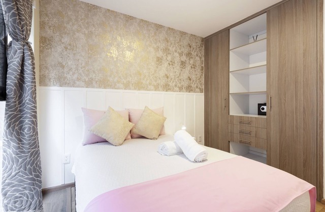 City Center Deluxe +Steps away from Downtown Scene