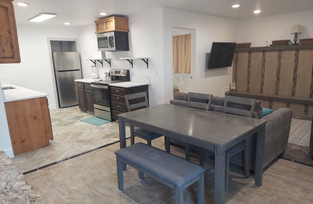 City Center Flat! Downtown Hurricane on State Street! Charming 2 bed w/ kitchen!