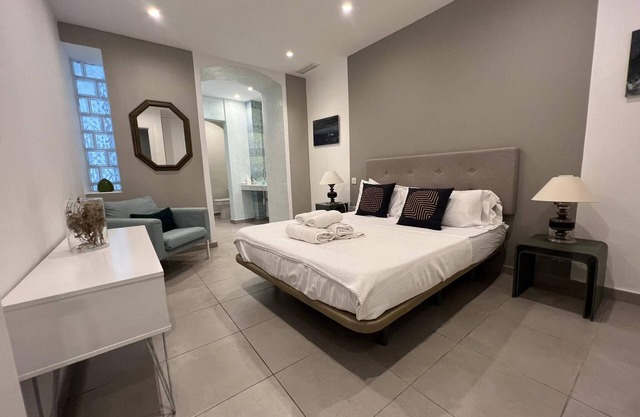 City center modern 2BR/2BA with private patio
