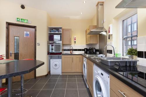 City Centre 7 Bedrooms Apartment in Huntingdon Street by Victoria Centre Shopping Centre - Your own 7 Bedrooms Apartment with 3 Bathrooms - Full Kitchen and Snooker Room - Parking for Cars or Vans at five pounds a day - ideal for Contractors
