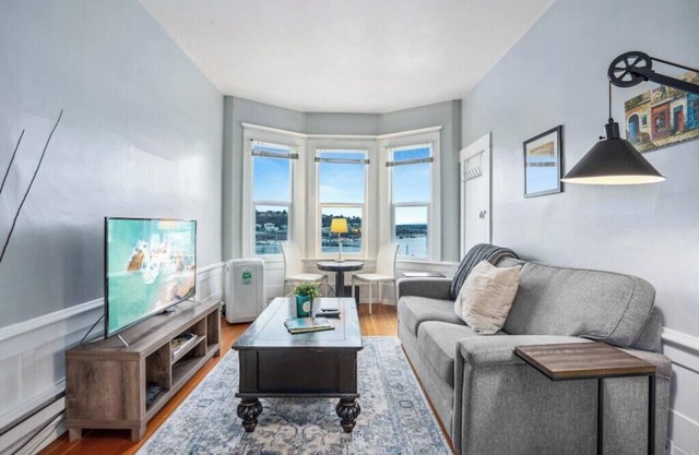 City Charm & Lake Union Views in Capitol Hill