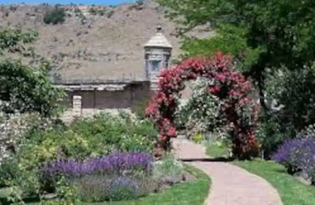 City close, full floor of home in the foothills