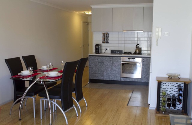 City Edge Apartment, geräumige Terrasse, Blick auf Melbourne City